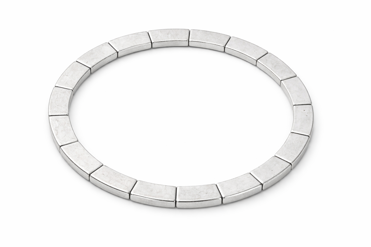 Wireless charger magnet parts: segmented magnet ring with alignment magnets for coil centering